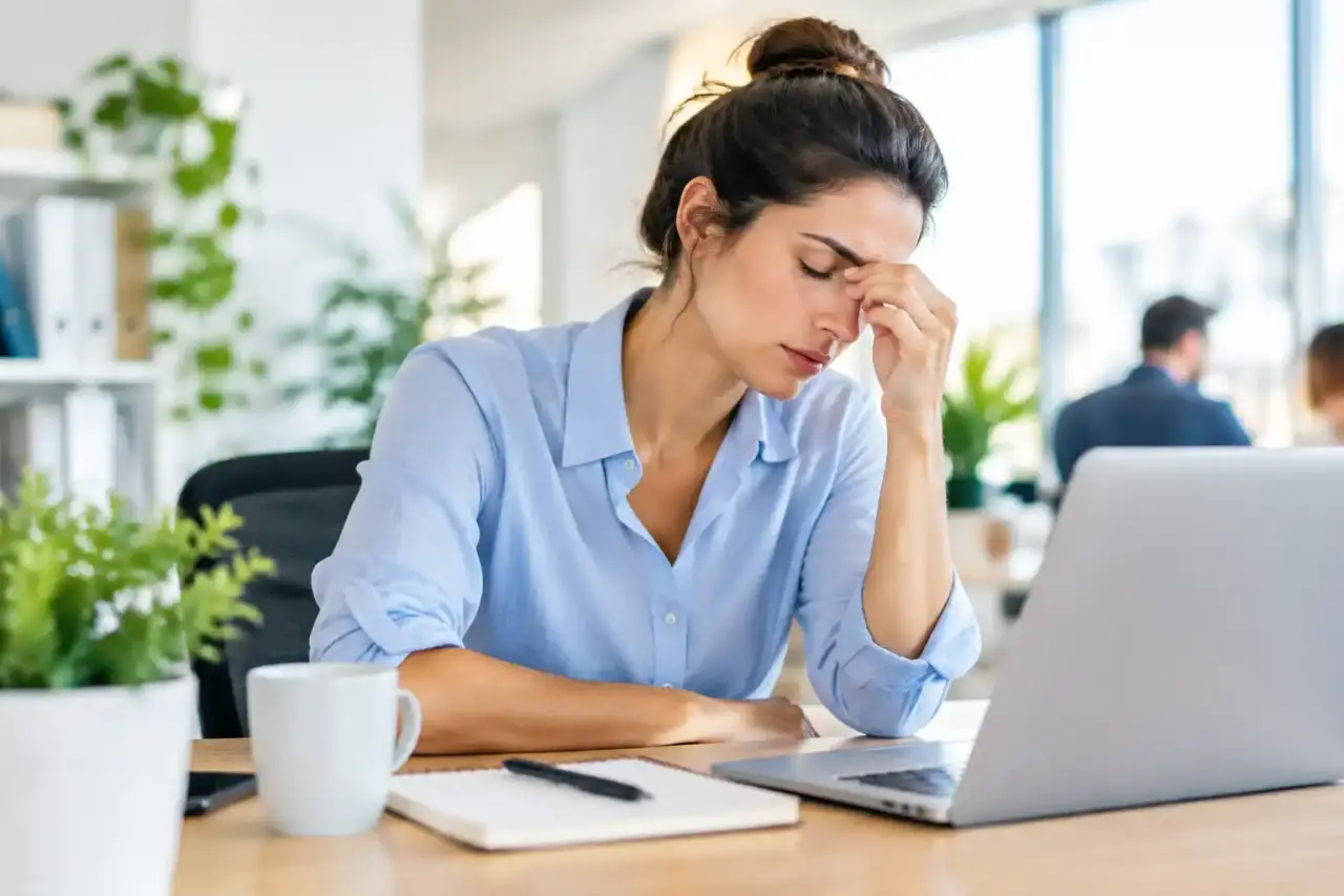 Espace de travail lumineux et apaisant favorisant la prévention du burn-out